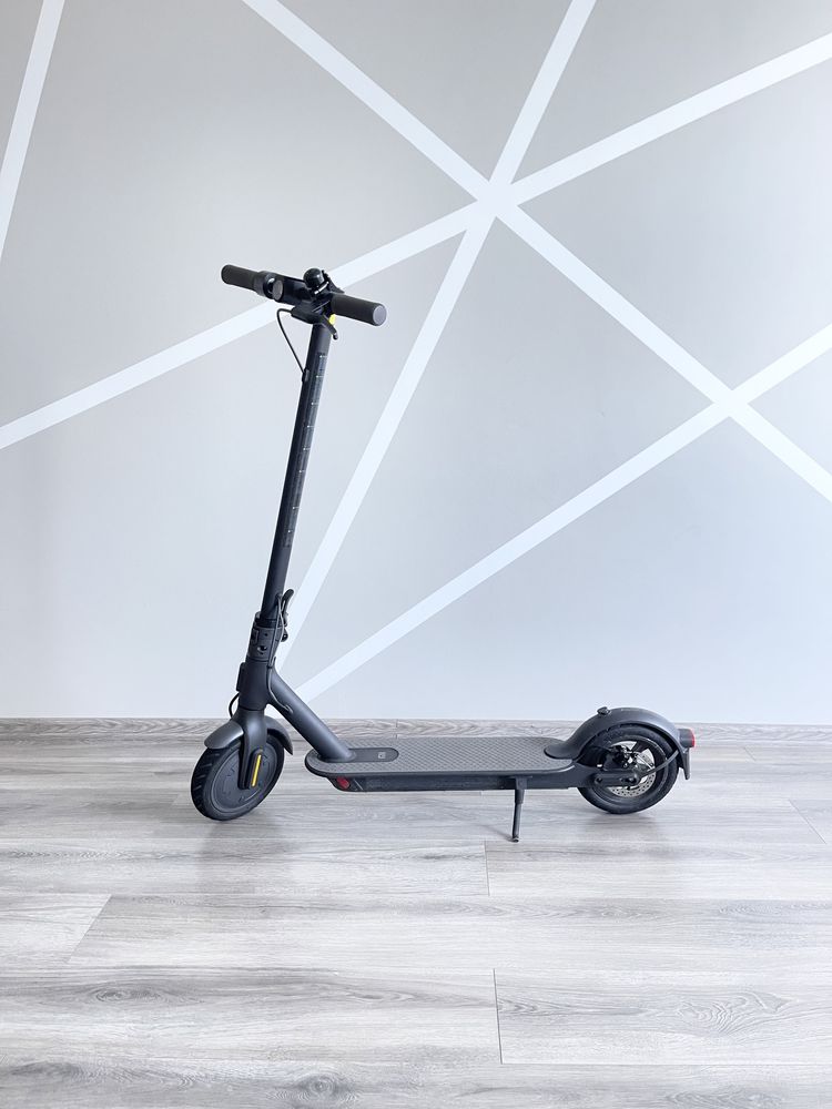 Продам Електросамокат Xiaomi mi electric scooter essential