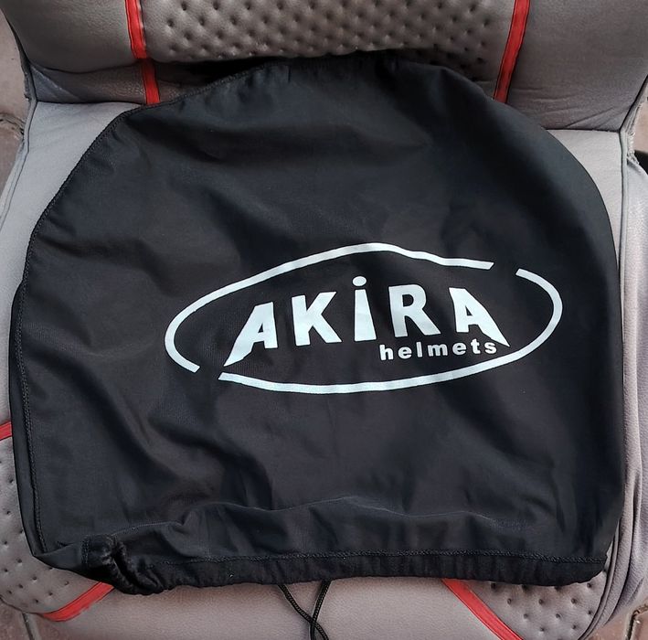 Kaski typu cross otwarte → sportowy look,  zaufanie, pudełko pokrowi