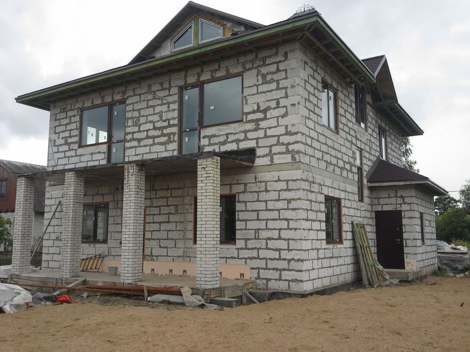 Здається великий будинок без внутрішніх робіт. Є гаряча вода, туалет.