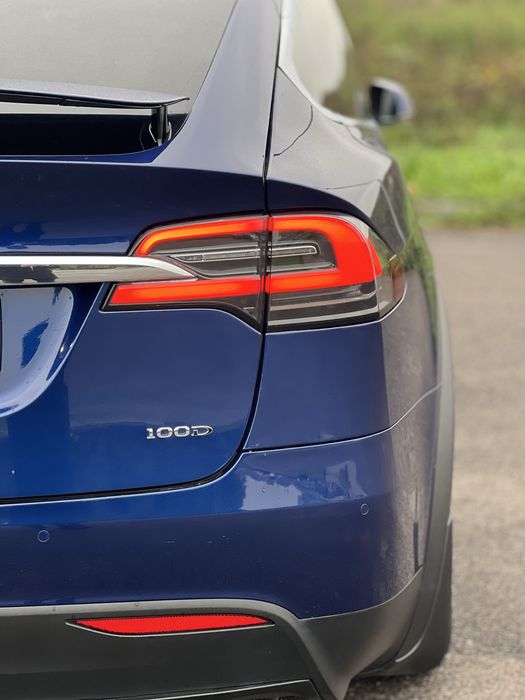 Прокат, оренда Tesla Model X.