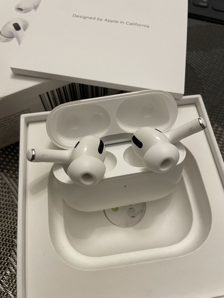 Apple AirPods Pro with MagSafe Charging Case (MLWK3AM/A)