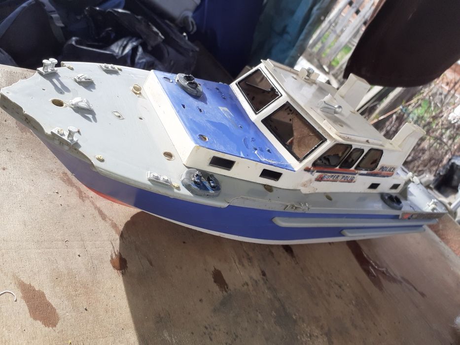 Катер модель 2-мотора длина 50см ширина 17см,висота 16см-8(9см).
Есть