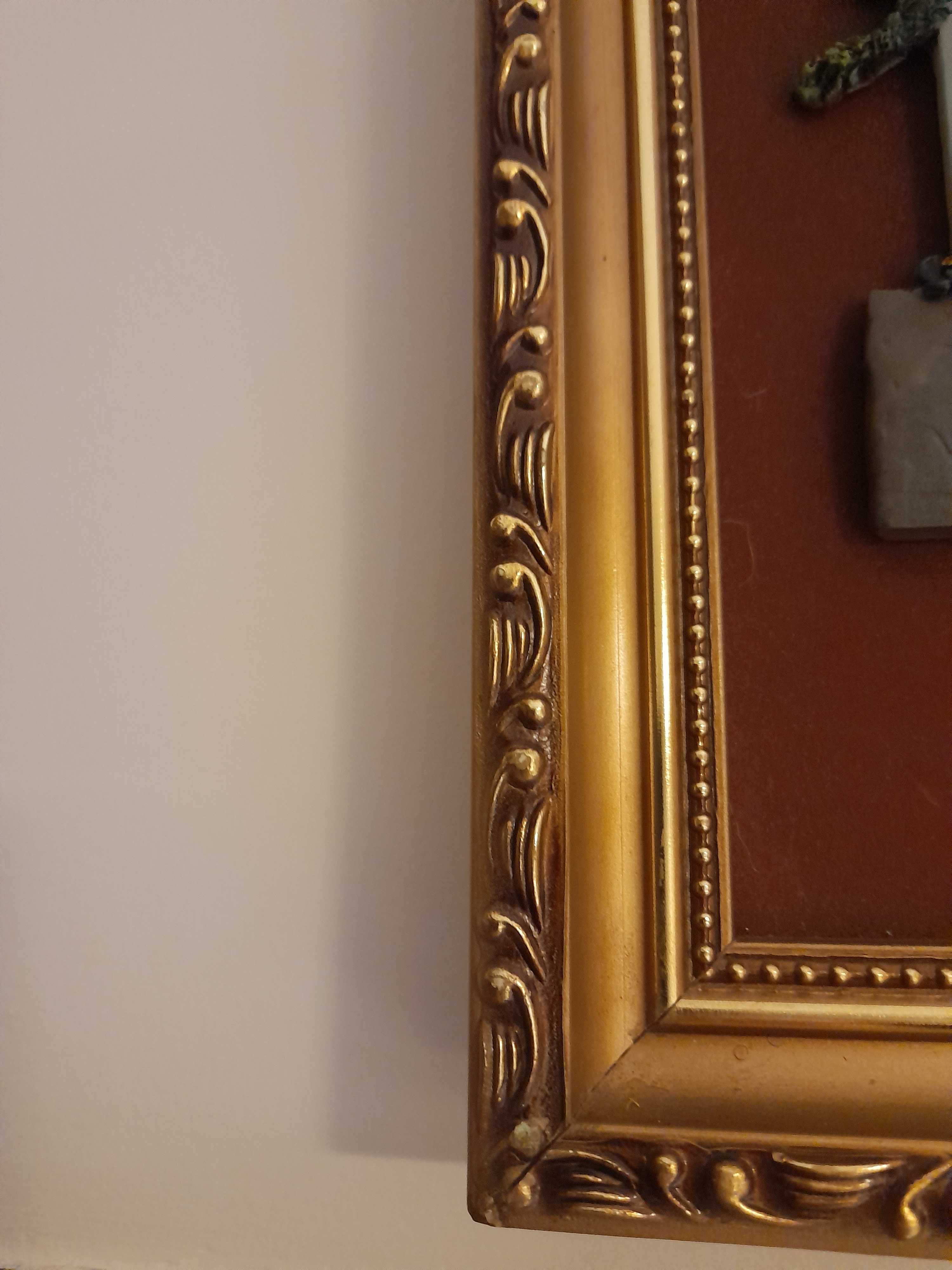 Quadro em relevo com moldura dourada