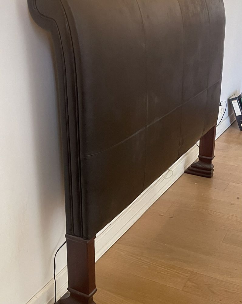 Cabeceira de cama estofada em cabedal castanho autêntico.