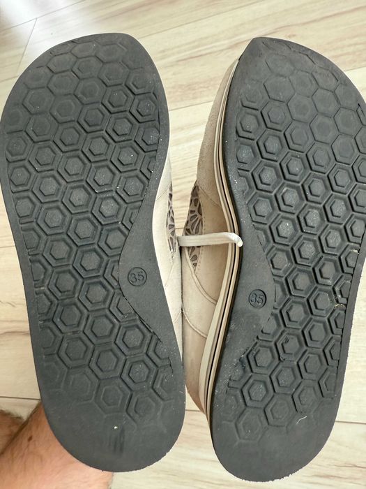 Beżowe skórzane sneakersy na platformie