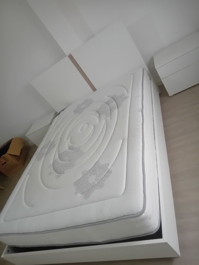 Cama de casal semi nova com estrado e colchão