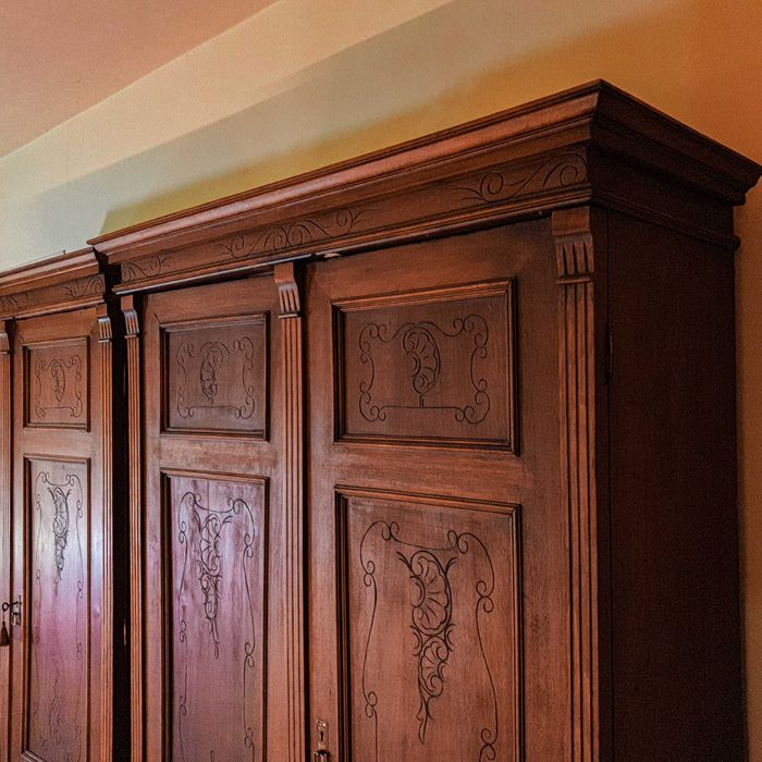 Dwie rustykalne szafy z lat 20. XX wieku - mahoń rzeźbione ornamenty