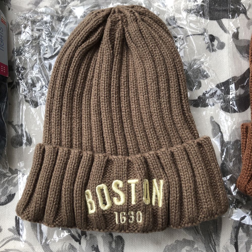 В’язана шапка з літерами Boston