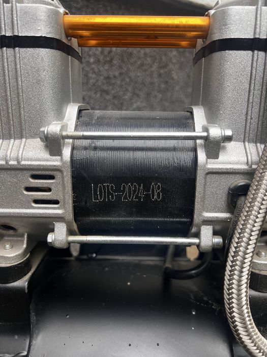Kompresor bezolejowy 30l, cisnienie 8bar, wydajność 100l/min