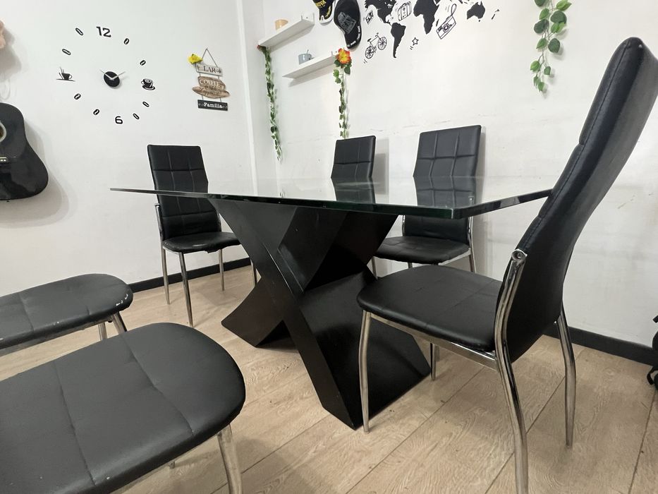 Mesa de jantar em vidro +cadeiras