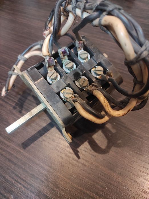 Перемикач 380в..