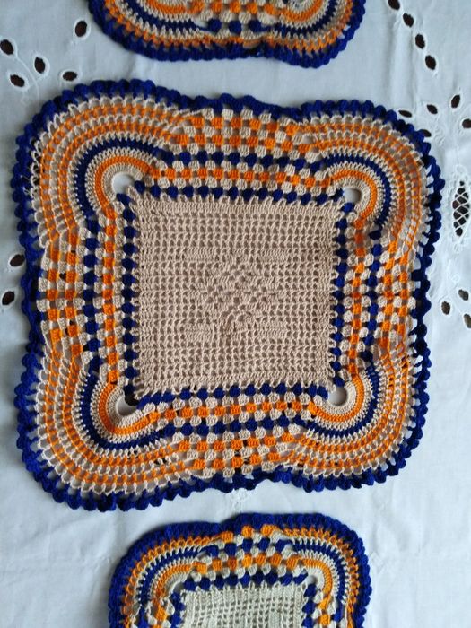 Zestaw serwetek robione na szydełku.