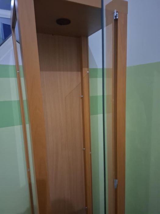 Witryna ze szklanymi półkami