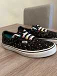 Vans pretas com cores