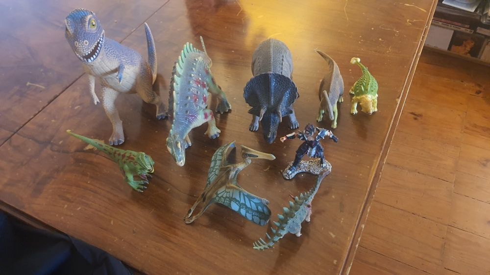 Dinossauros de brincar. Conjunto tem bonecos de várias marcas.