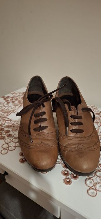 Sapato com salto castanho