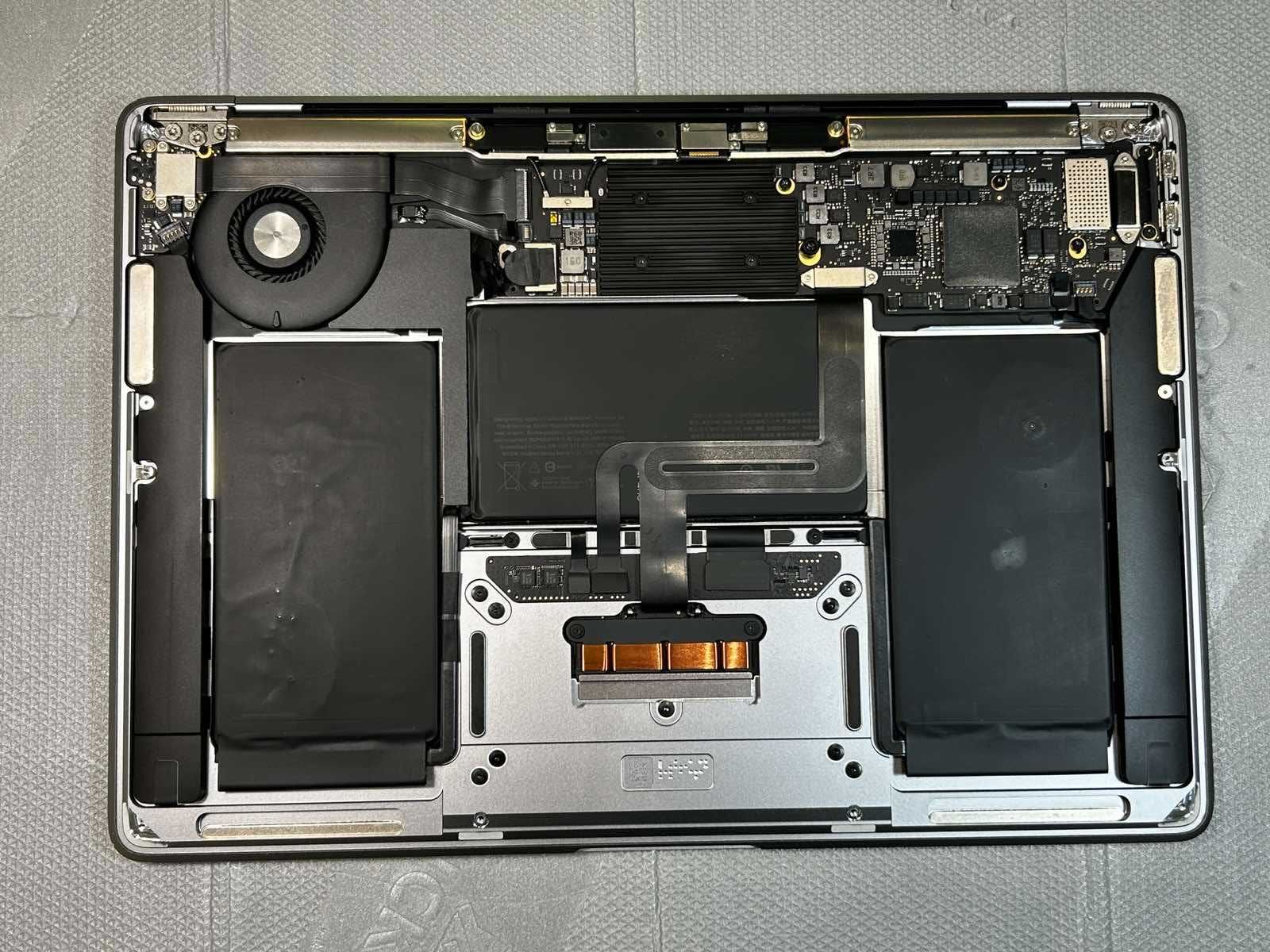 Macbook Air A2179 (2020) не включается.