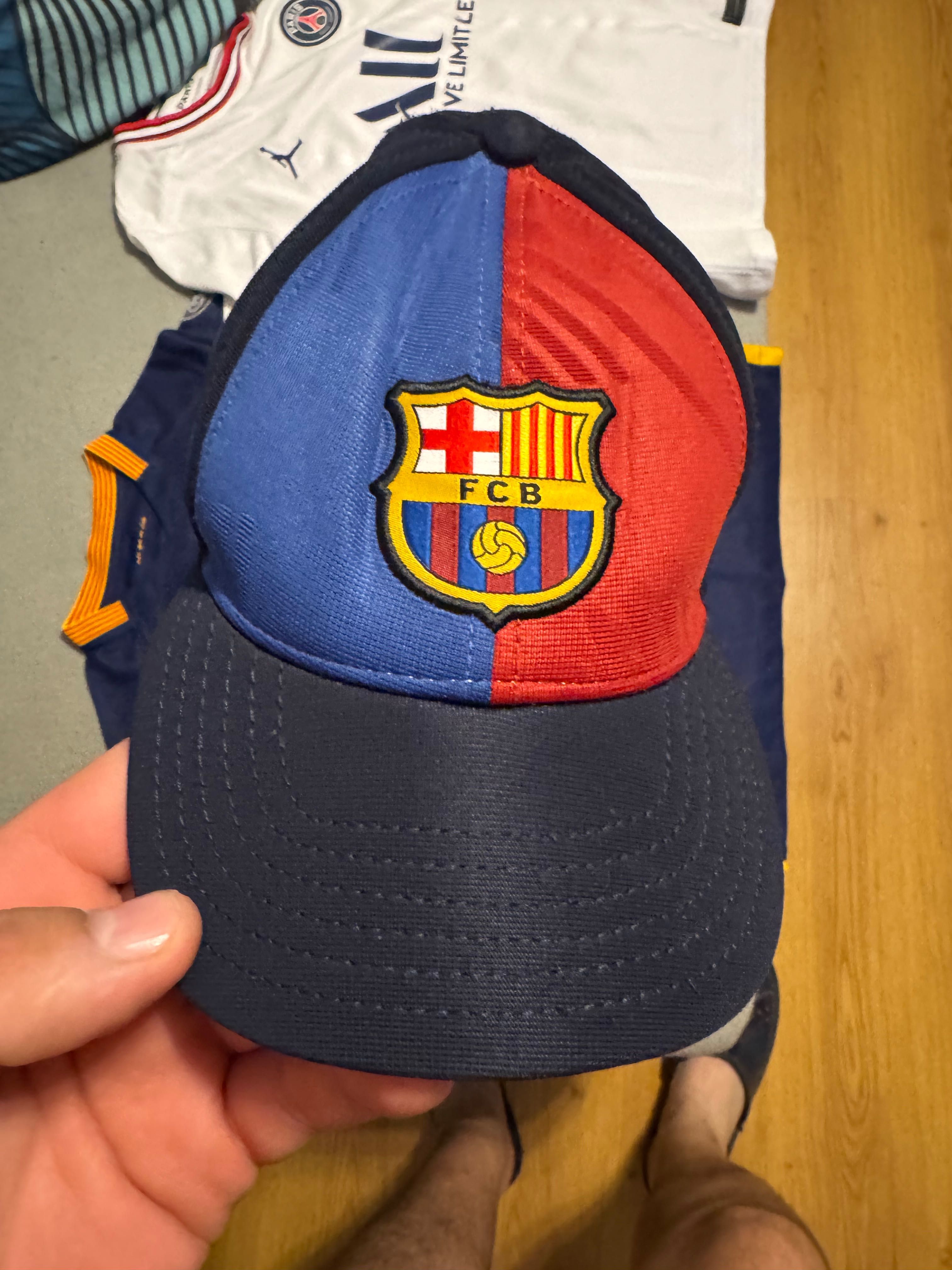 Oryginalne koszulki PSG i FC Barcelona + czapka  – zestaw dla kibica