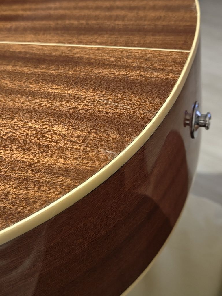Guitarra Takamine EG260C