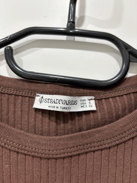 Brązowy top w prążki Stradivarius
