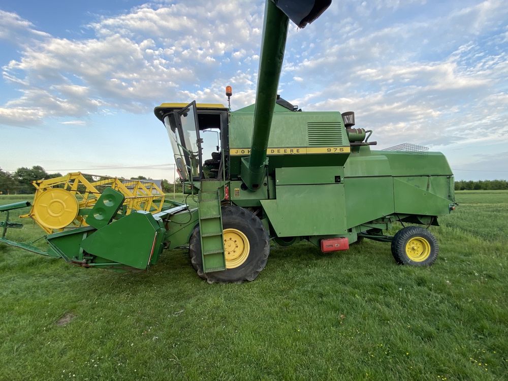 Kombajn zbożowy John Deere 975