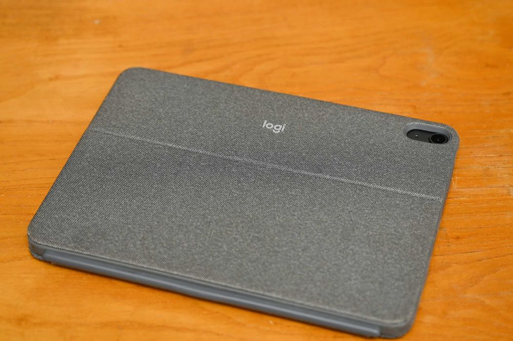 iPad Air 5ª geração M1 256GB c/ Logitech Combo Touch