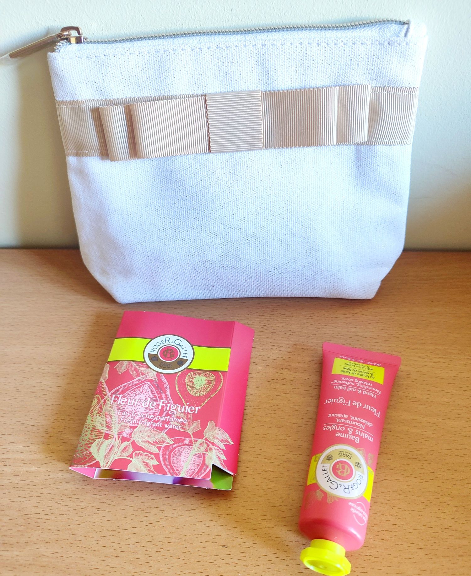 Bolsa com produtos Roger & Gallet