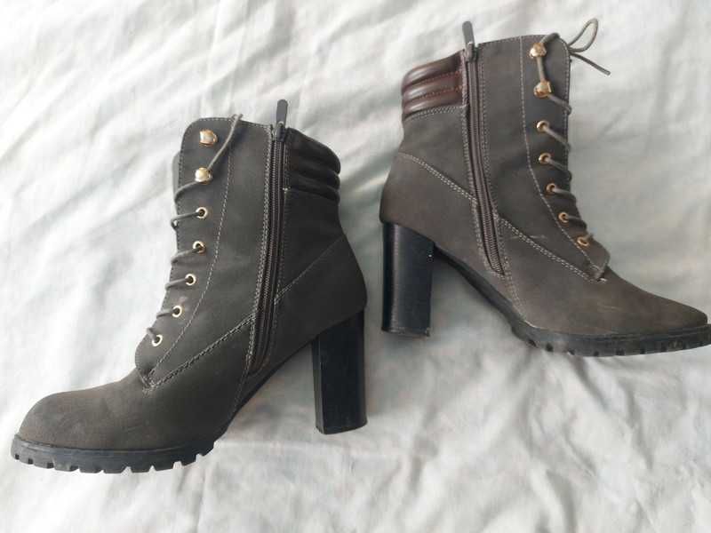 Szare buty na obcasie