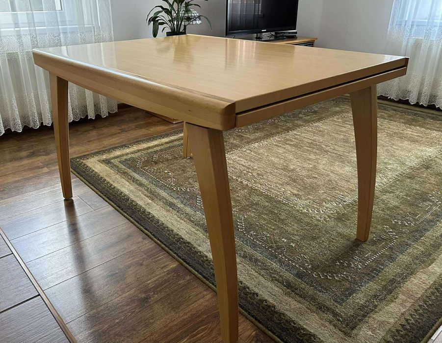 Stół bukowy lakierowany rozkładany  + krzesła