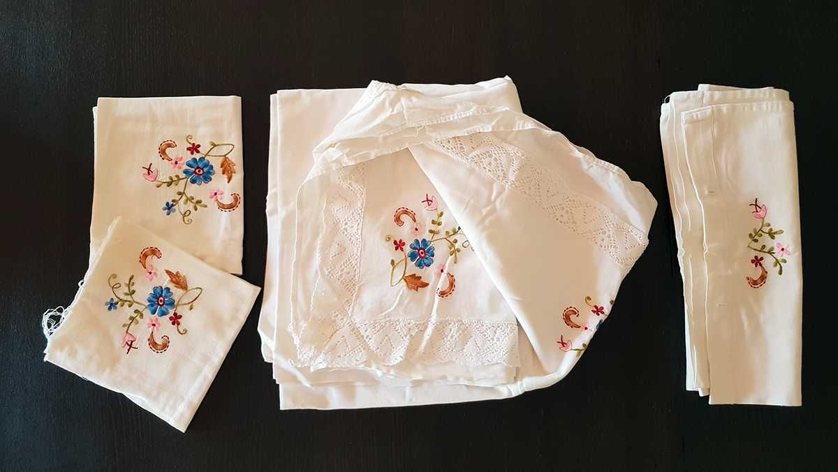 Lençol, fronhas e travesseiro com bordados à mão - flores