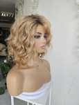 Peruka fale Giselle piaskowy blond z odrostem naturalny efekt