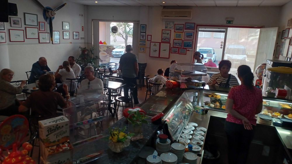 Pastelaria café a funcionar, chave na mão