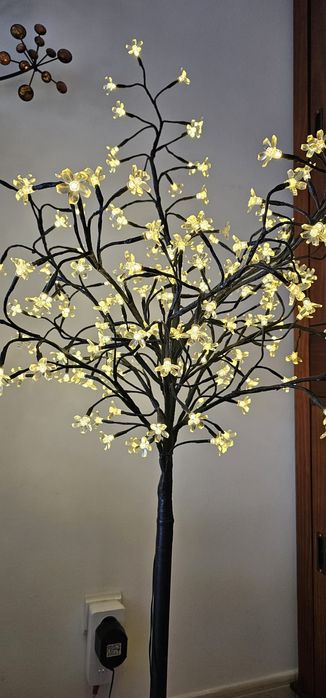 Luminária decorativa em forma de árvore.