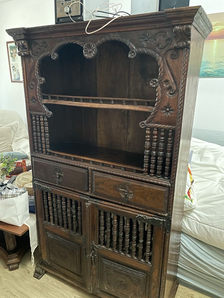 Armário castanho escuro