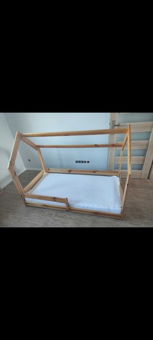 Łóżko domek z materacem dla malucha