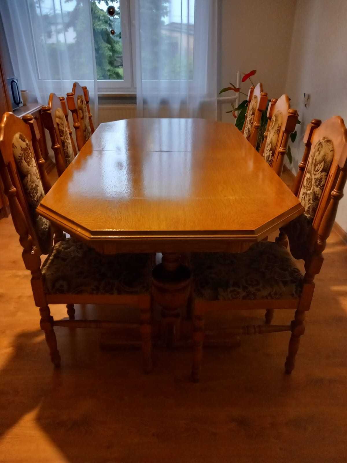 Drewniany stół z krzesłami