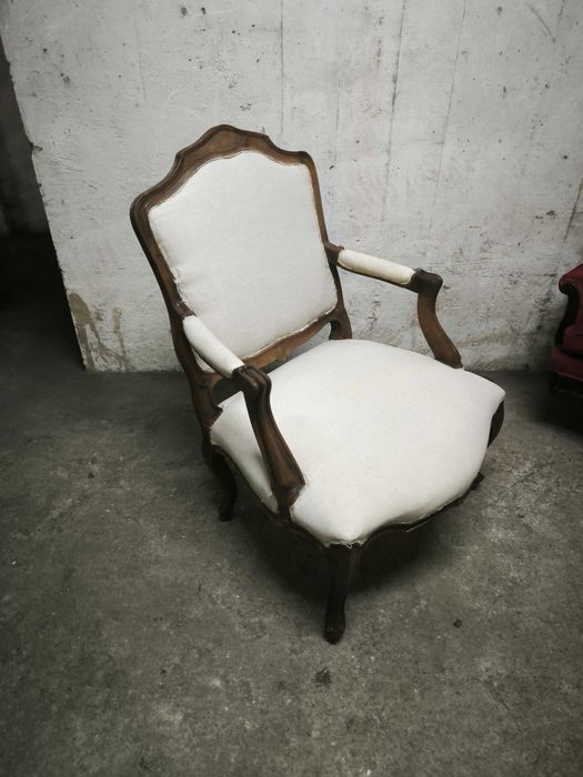 Cadeirão Bergere estofada a linho