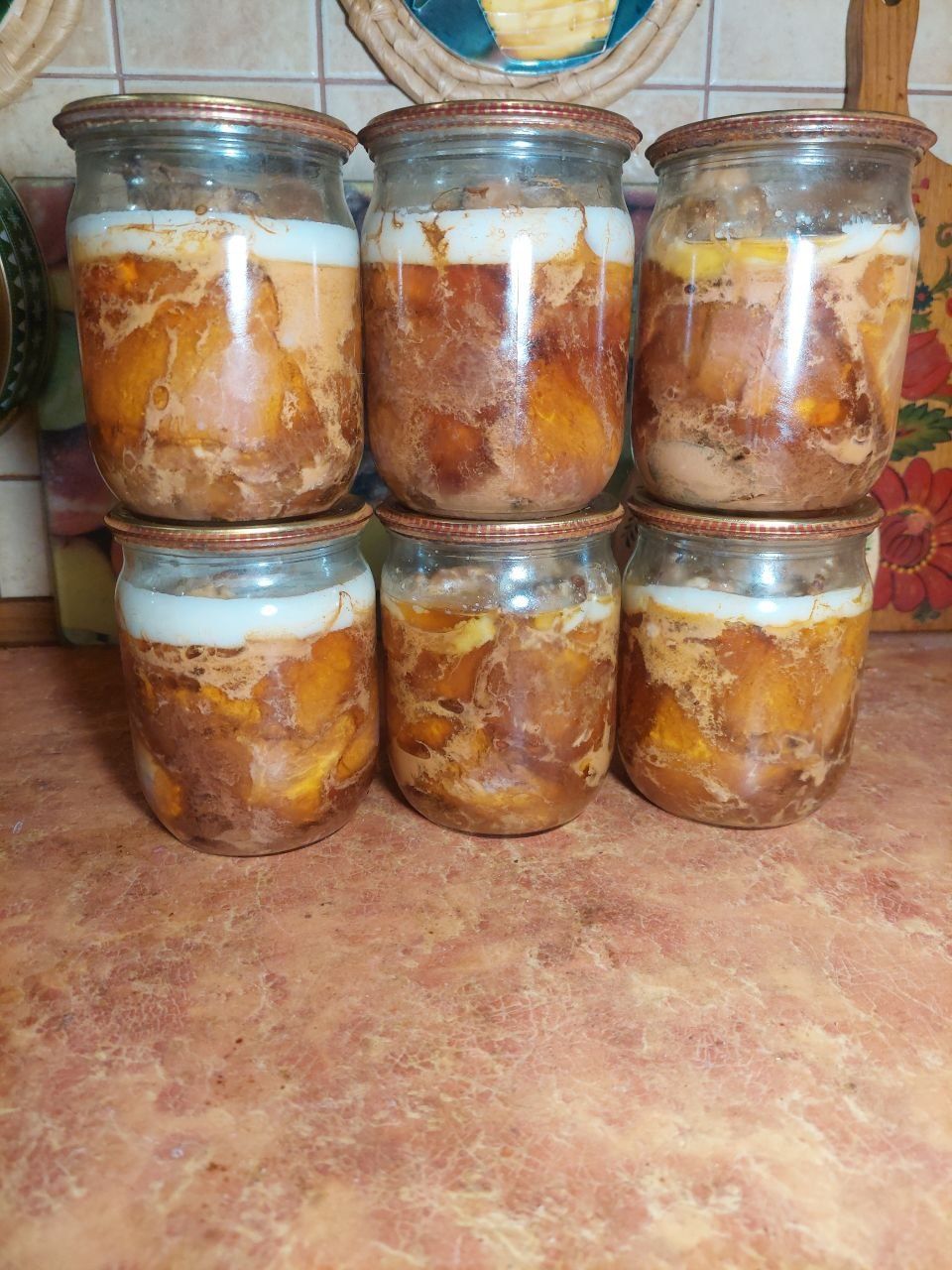 Домашні копченості , тушонка, паштет.