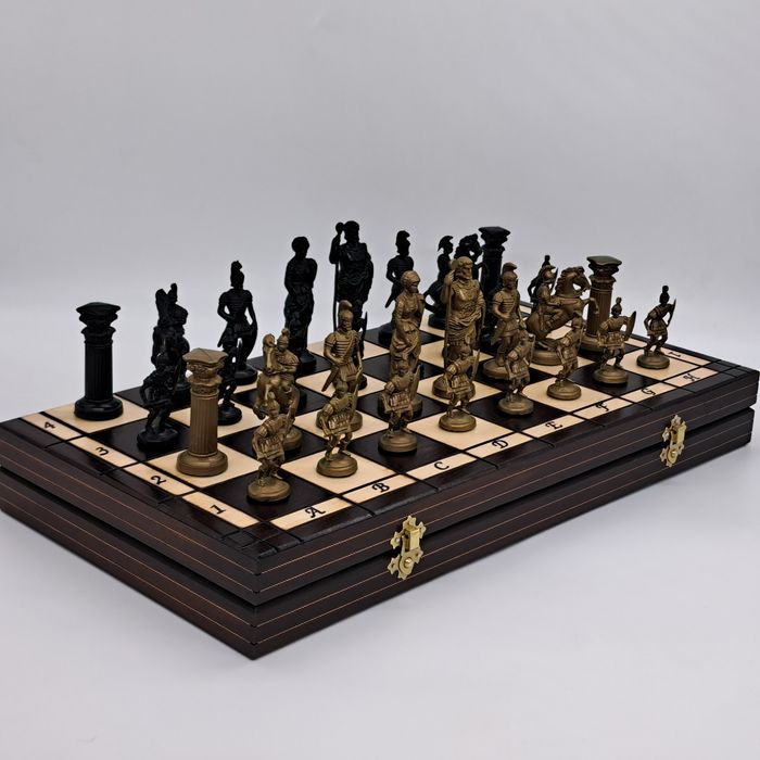 Шахи Спартанські. Дерев'яна дошка, пластикові фігури. 49х49см Шахматы