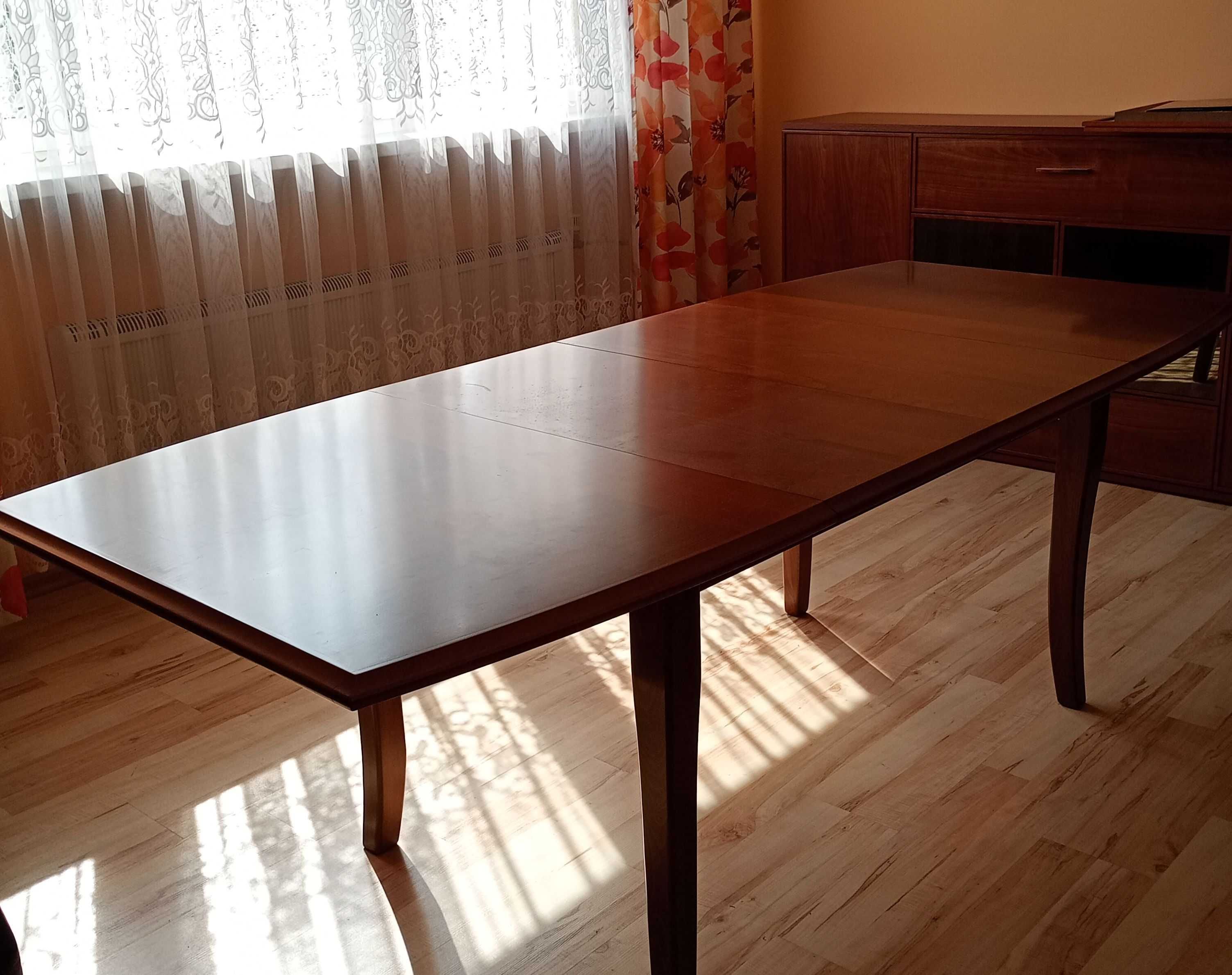 Duży rozkładany stół do salonu lub jadalni