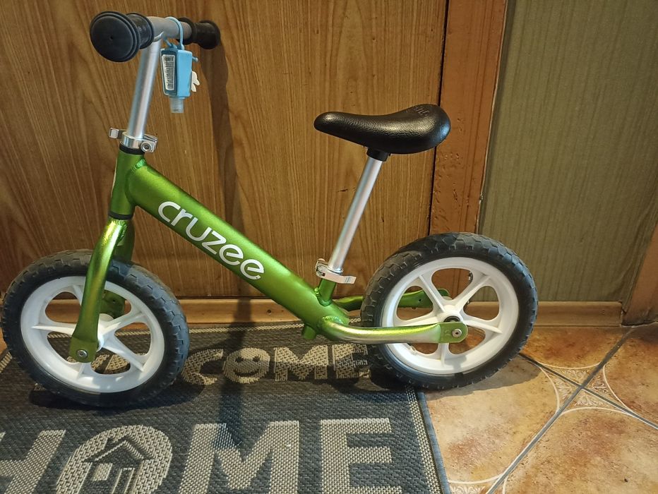 Беговел Cruzee зелёный.