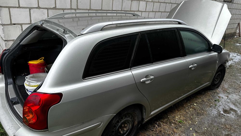 Toyota Avensis kombi T25 2005 rok kolor 1C0