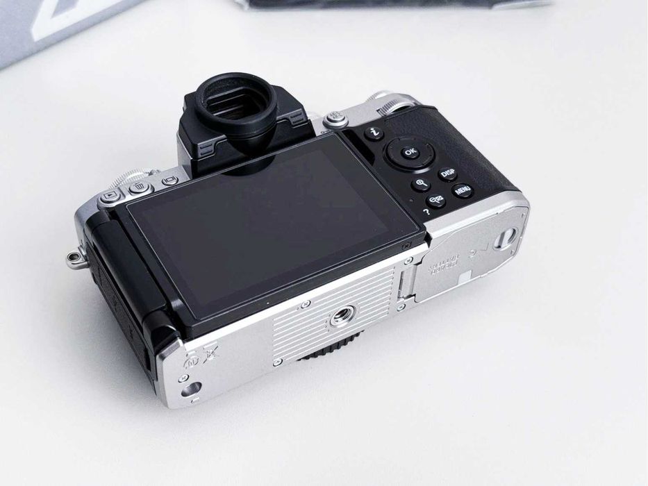 Nikon Zfc (seminova com adaptador de punho)