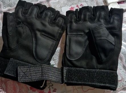 Vendo Luvas sem dedos  ( NOVAS, TAM: M ) em couro e fibra.