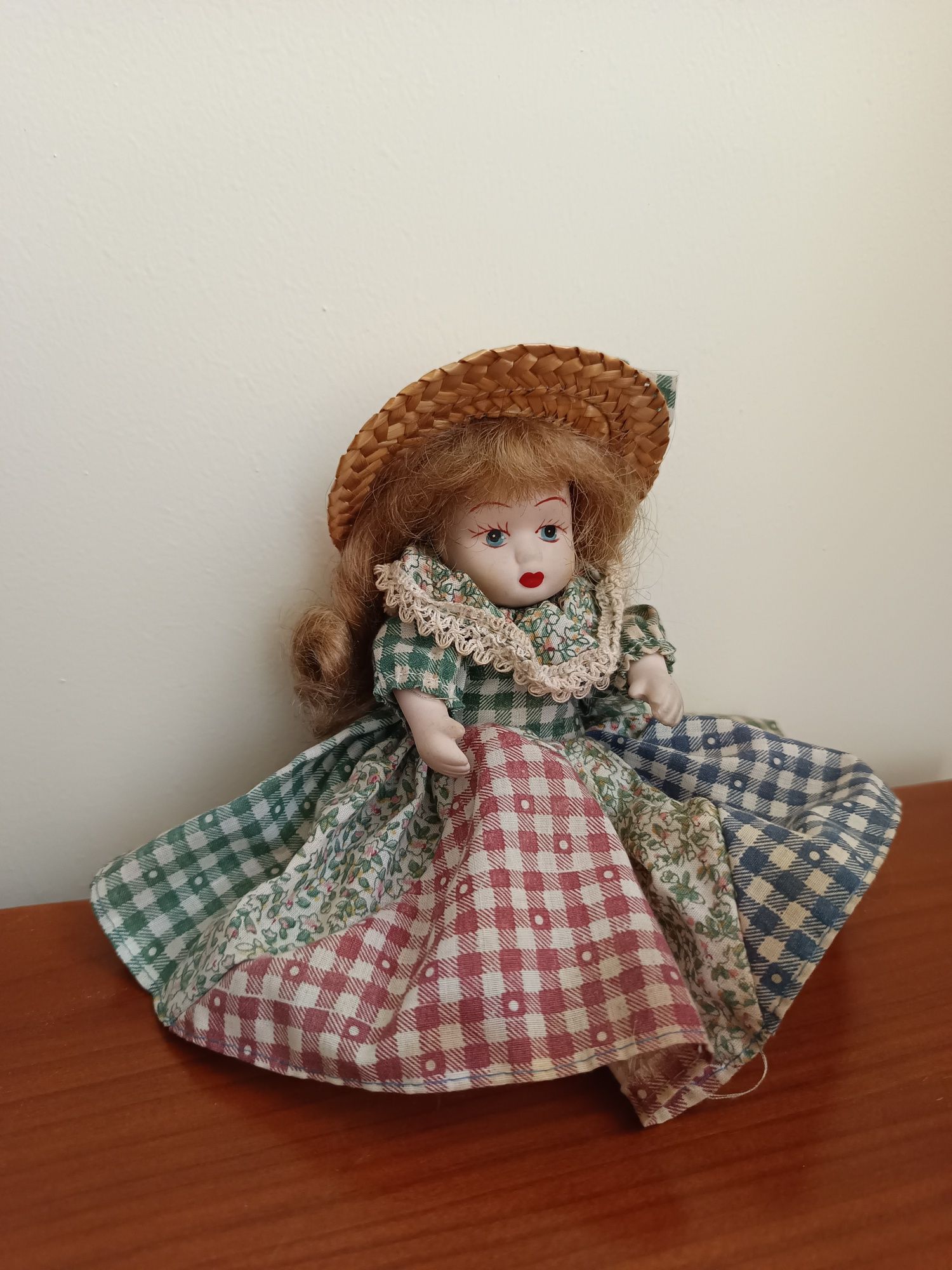 Boneca em porcelana vintage.