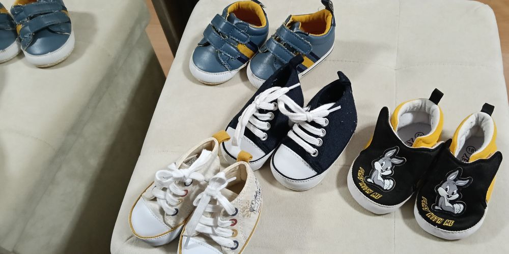 Blusas,casacos, macacão, sapatos para bebe menino,varios tamanhos.