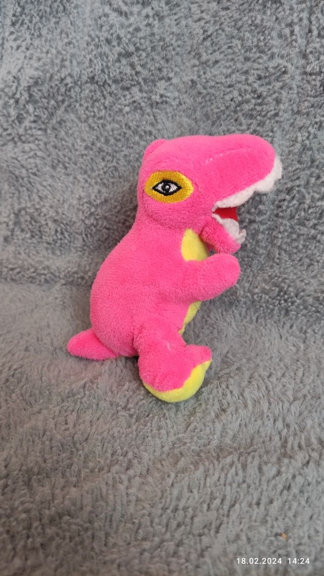 Różowy pluszowy dinozaur