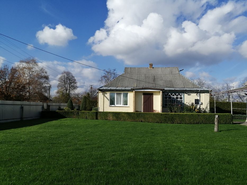 Будинок з ландшафтним дизайном річка  Коломак