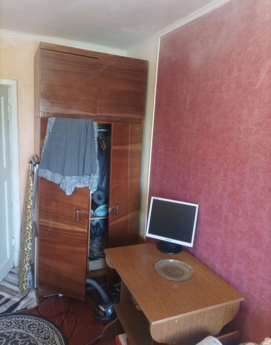 Продаж трьохкімнатной квартири неподалік центра.
