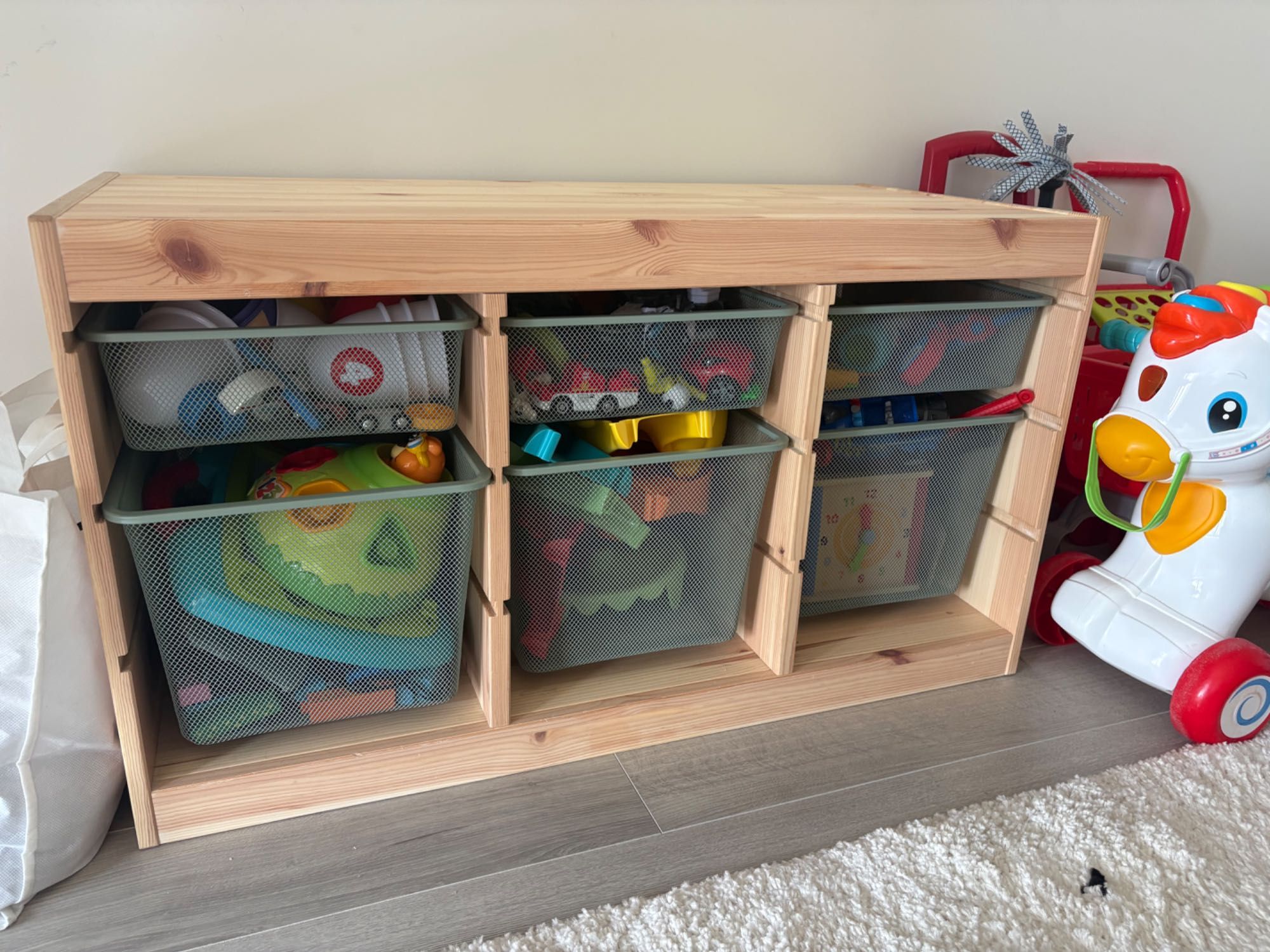 Móvel do ikea para arrumação de Pinho com caixas de arrumação